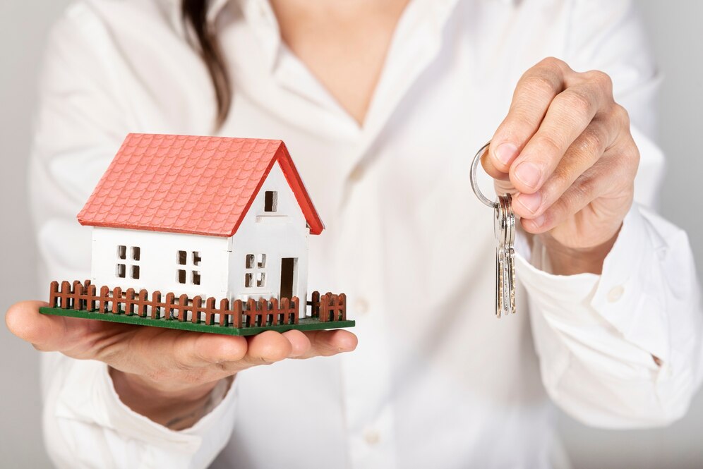 female-holding-toy-model-house-keys_23-2148301699